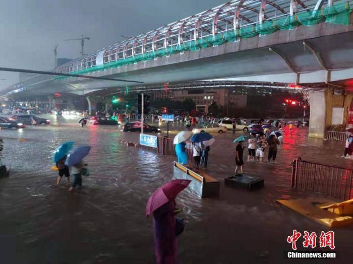 消防员忆郑州地铁惊险营救:水像黄河一样往地铁站里灌