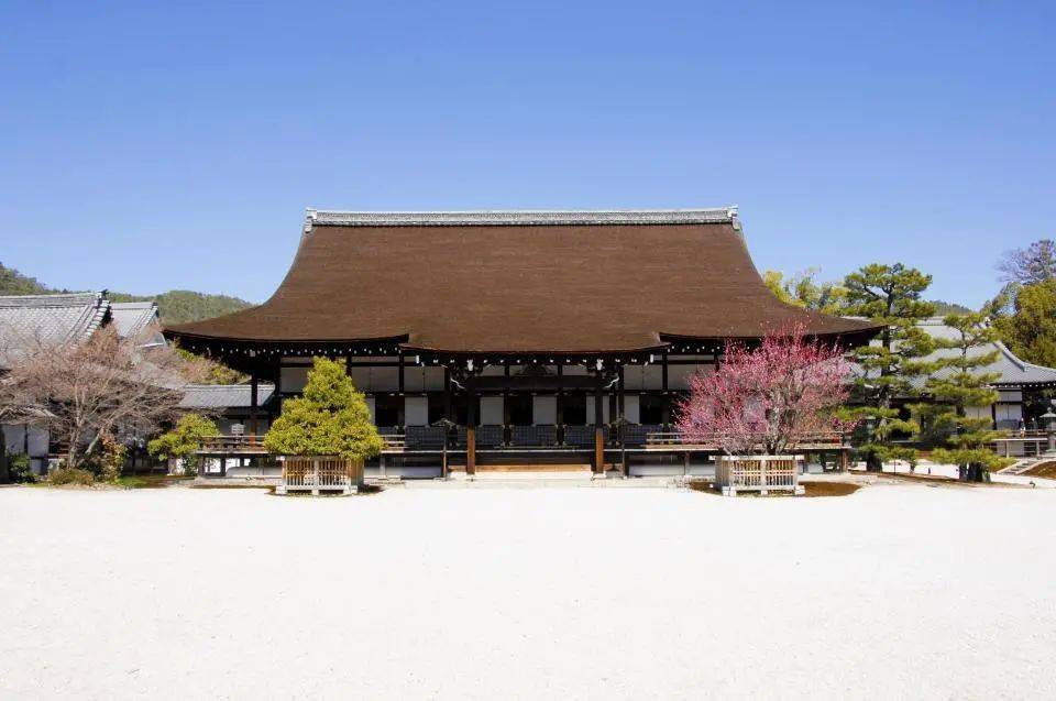 而大觉寺门迹则是公元876年,由嵯峨天皇的离宫改建而成的.