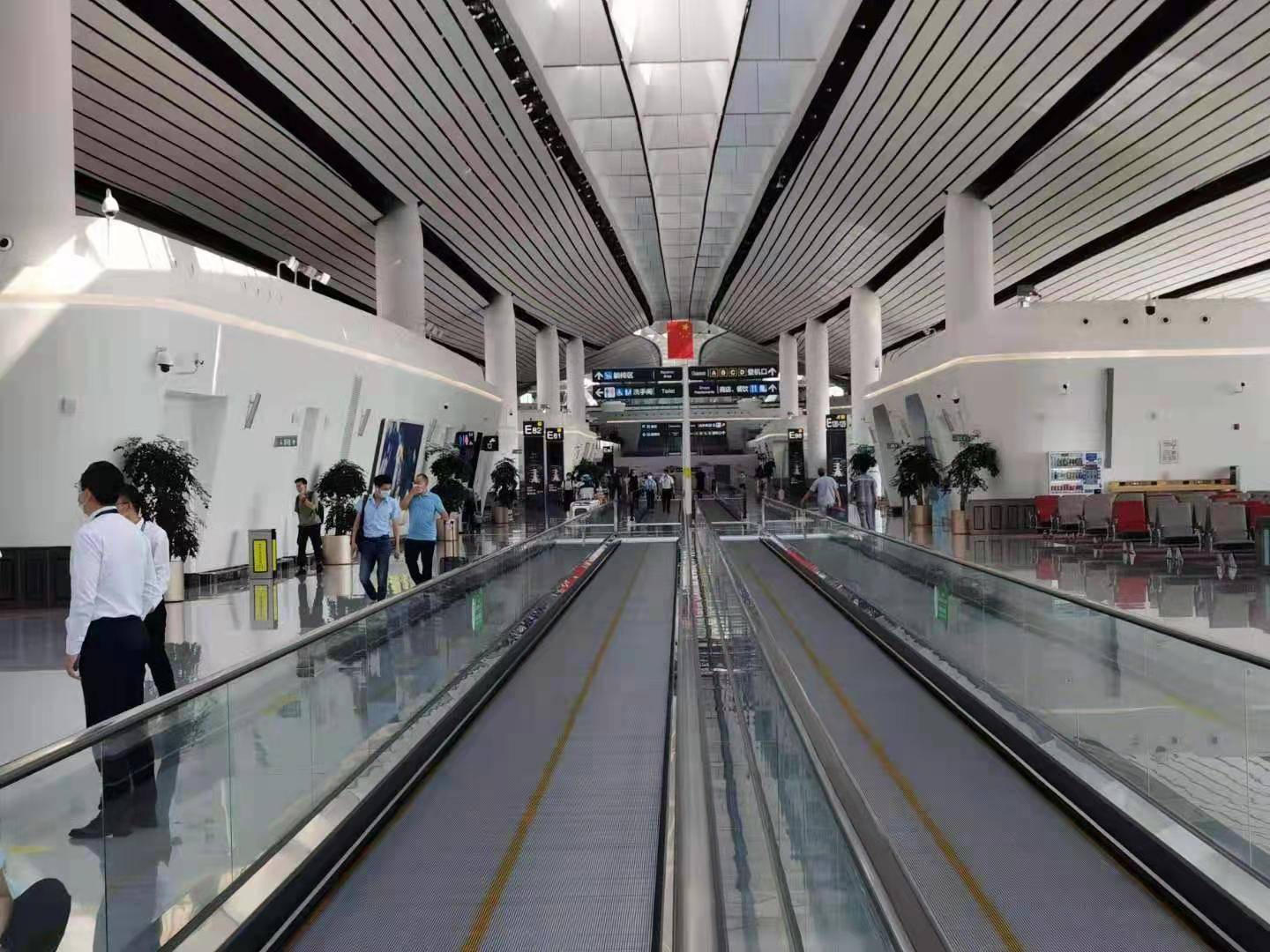 保障国内航班,大兴机场启用e指廊缩短旅客步行登机时间
