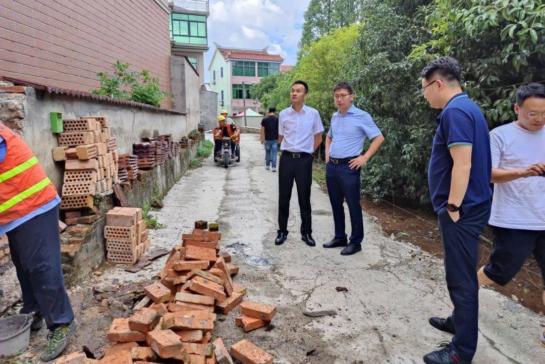 镇党委副书记,镇长郭建达陪同区农业农村局党委委员,副局长曹喆锋检查