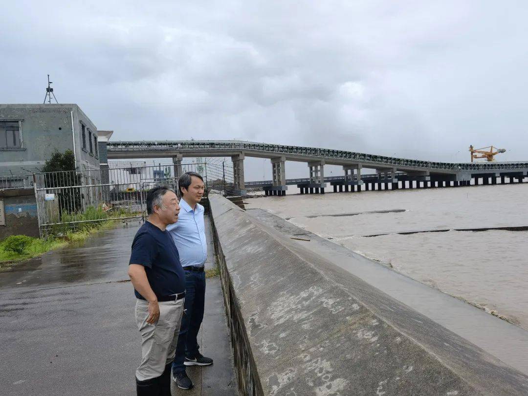 胡军副主席一行赴梅山街道,实地走访检查了避灾安置点,山塘水库,碶闸