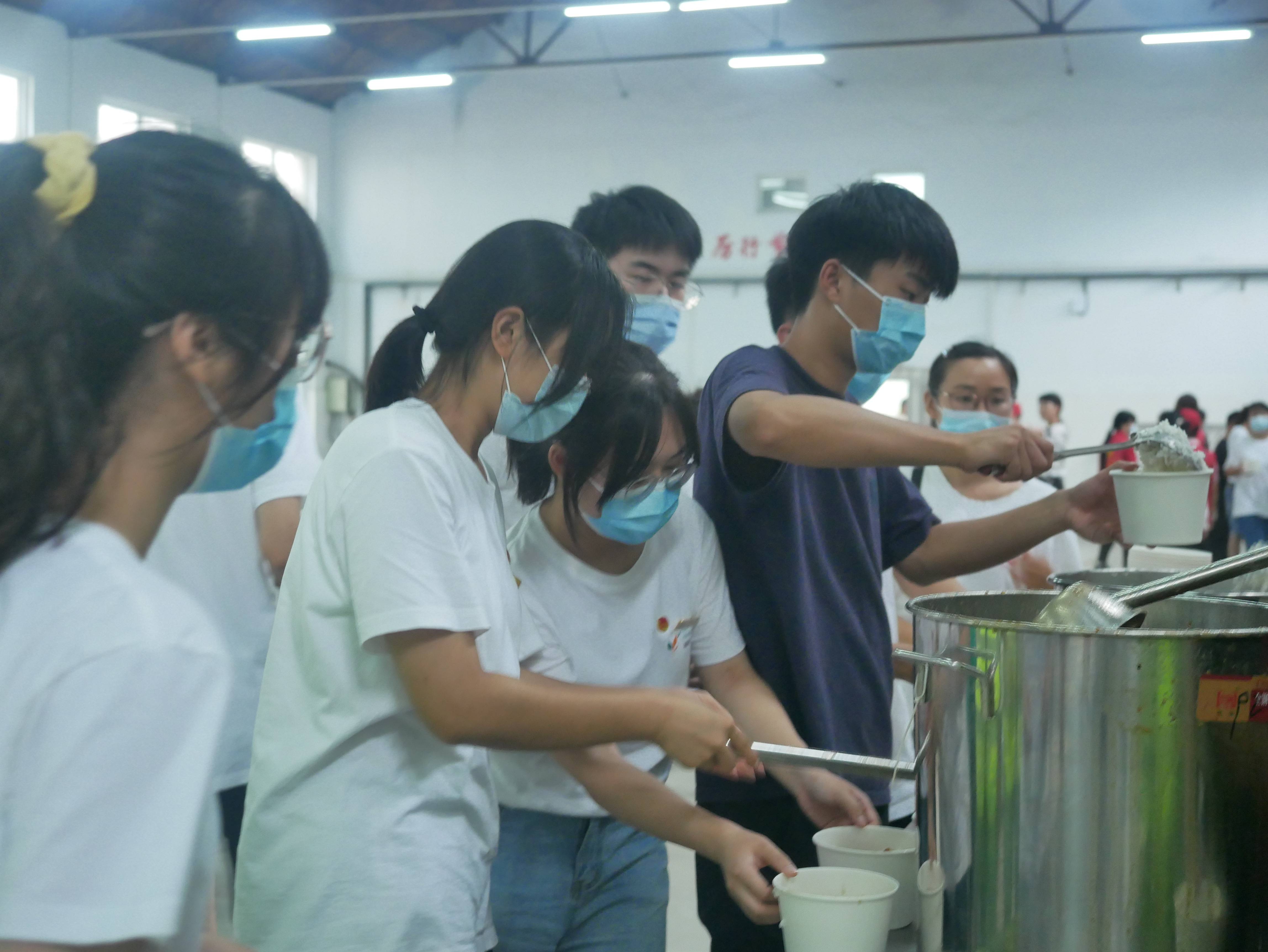 湖南25名大学生在河南社会实践时遇暴雨,就地当志愿者参与救灾_长葛市