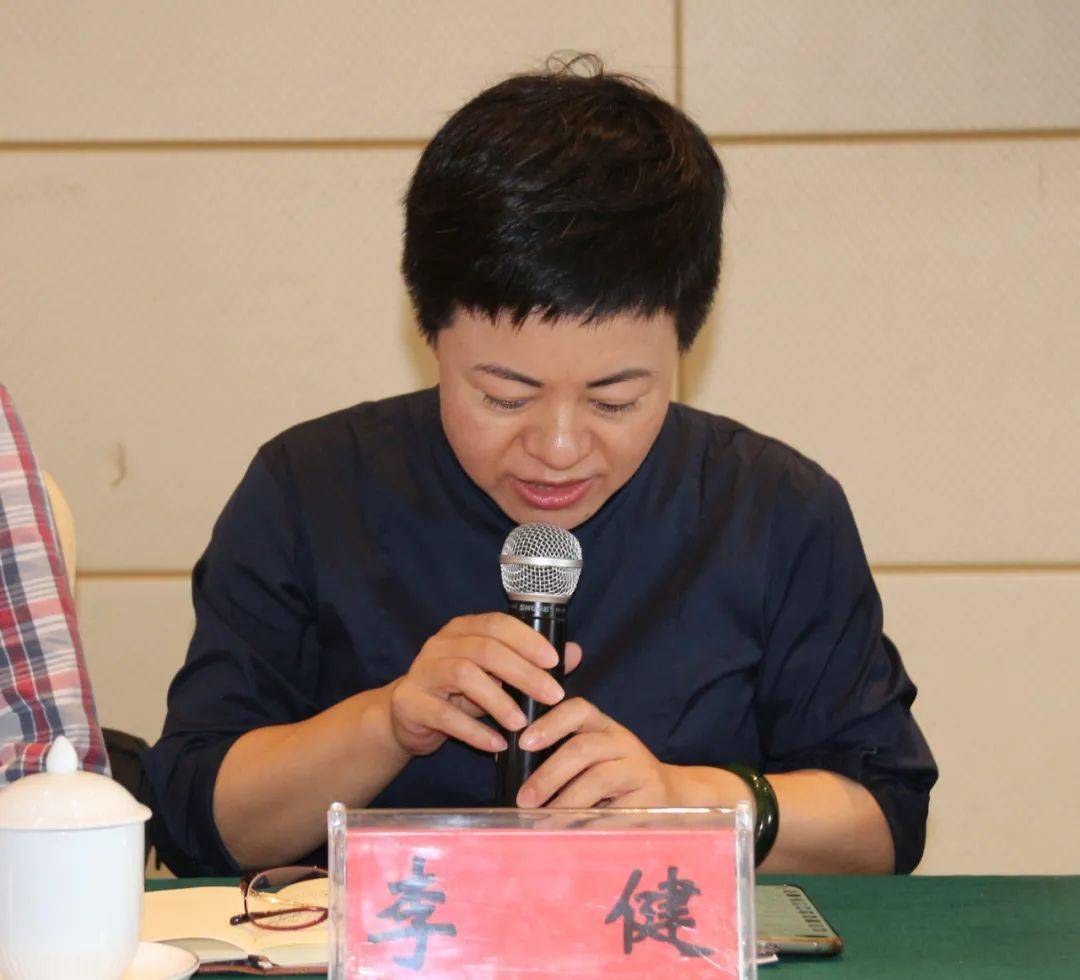 大方县卫生健康局局长李健主持签约仪式