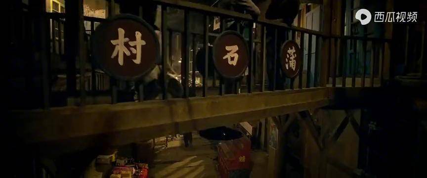 密战找了这么个小姑娘做搭档也真是够为难的什么都要自己教