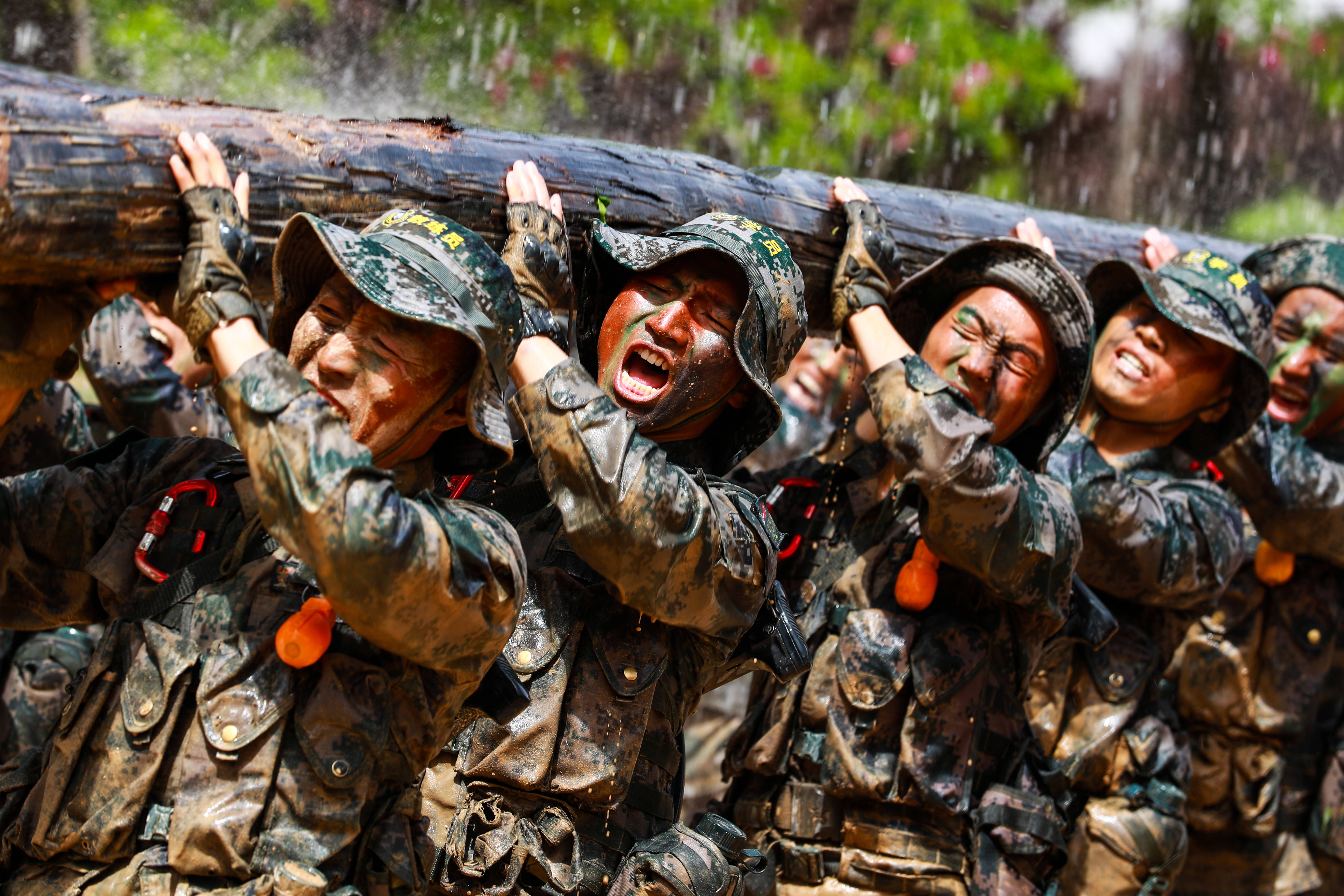 陆军第83集团军某旅"红一连"战士江诗意(左二)参加旅教导队集训(5月6