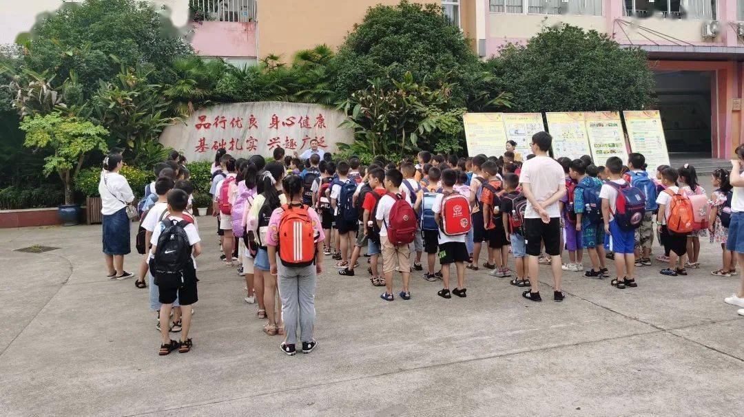 南街小学校长欢迎同学们△