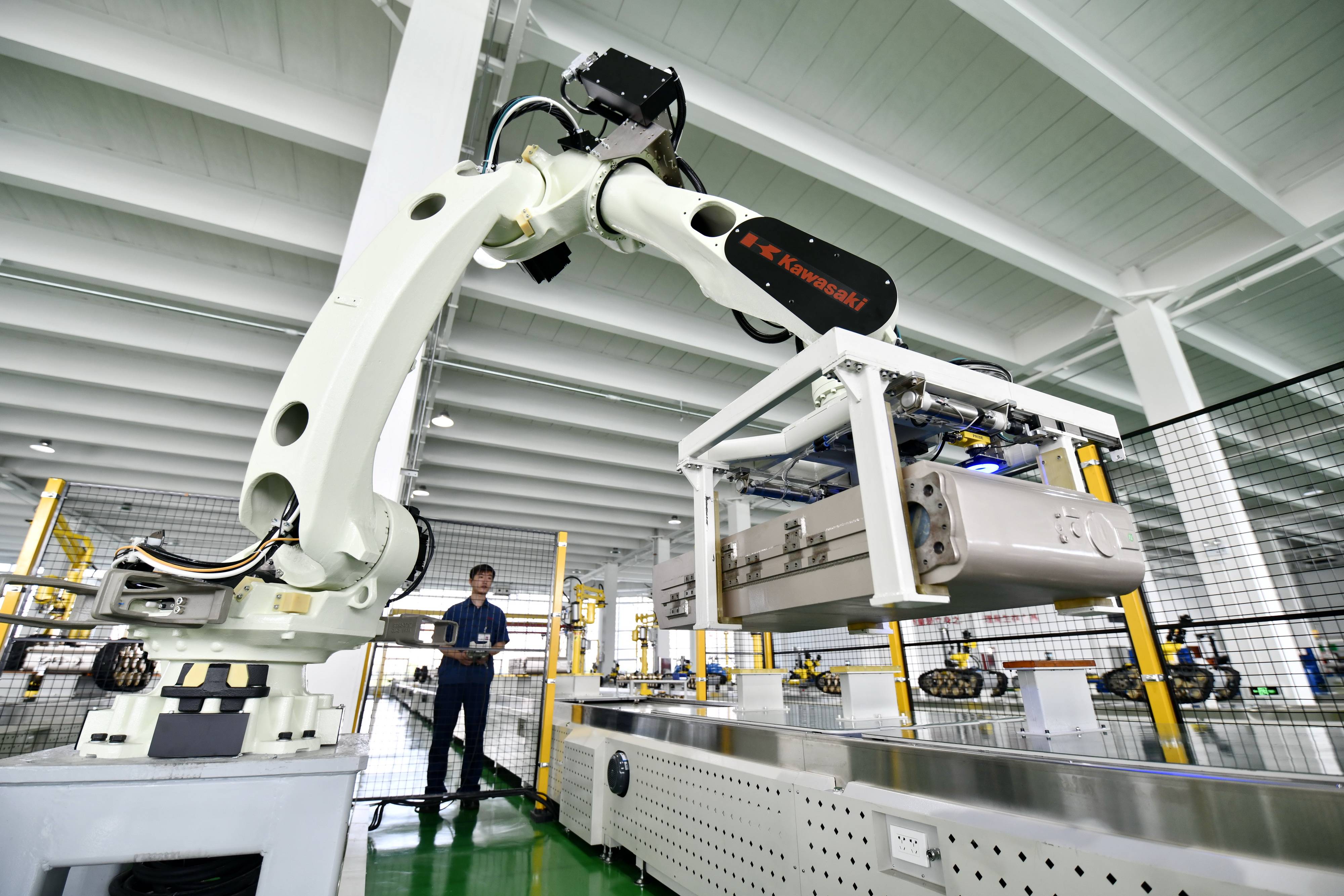 7月26日,工人在唐山高新技术产业开发区中信重工开诚智能装备有限公司
