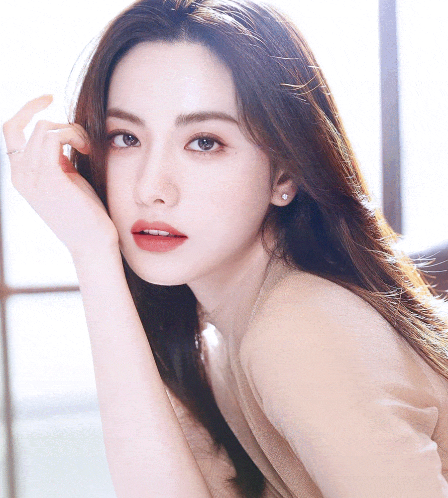 自带聚光效果的牛奶肌,直接秒杀小5岁的秀智,  号称国民初恋的林允儿