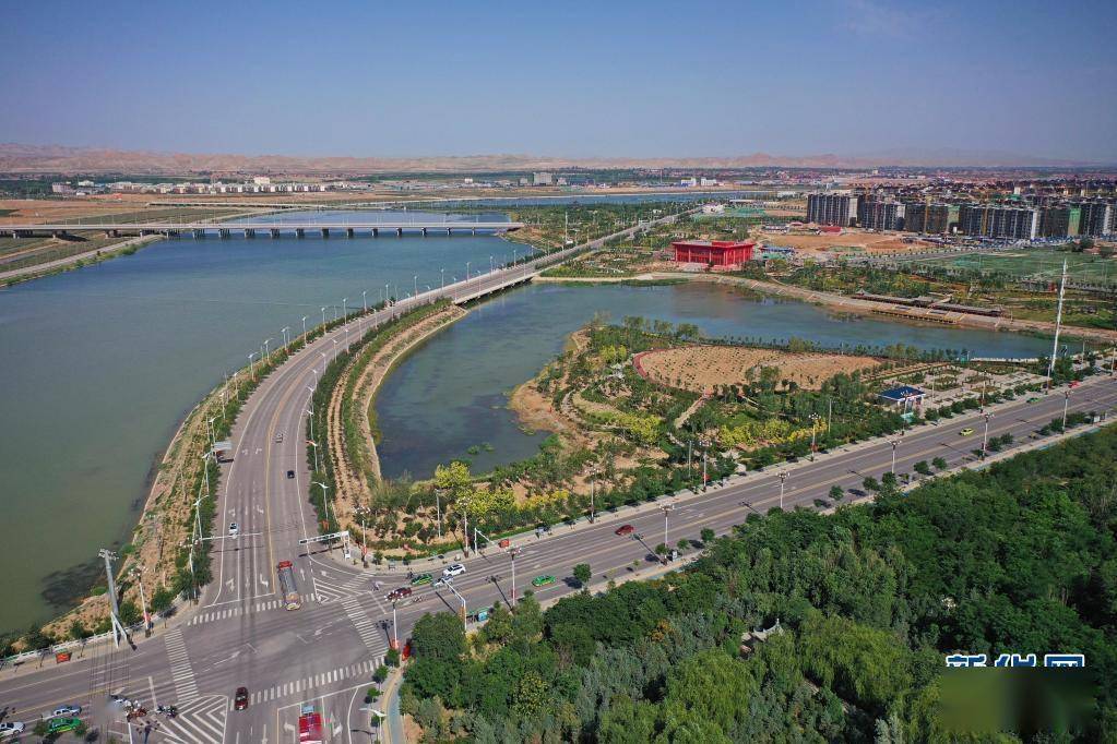 环绕着宁夏吴忠市同心县县城的清水河水系(6月22日摄,无人机照片).