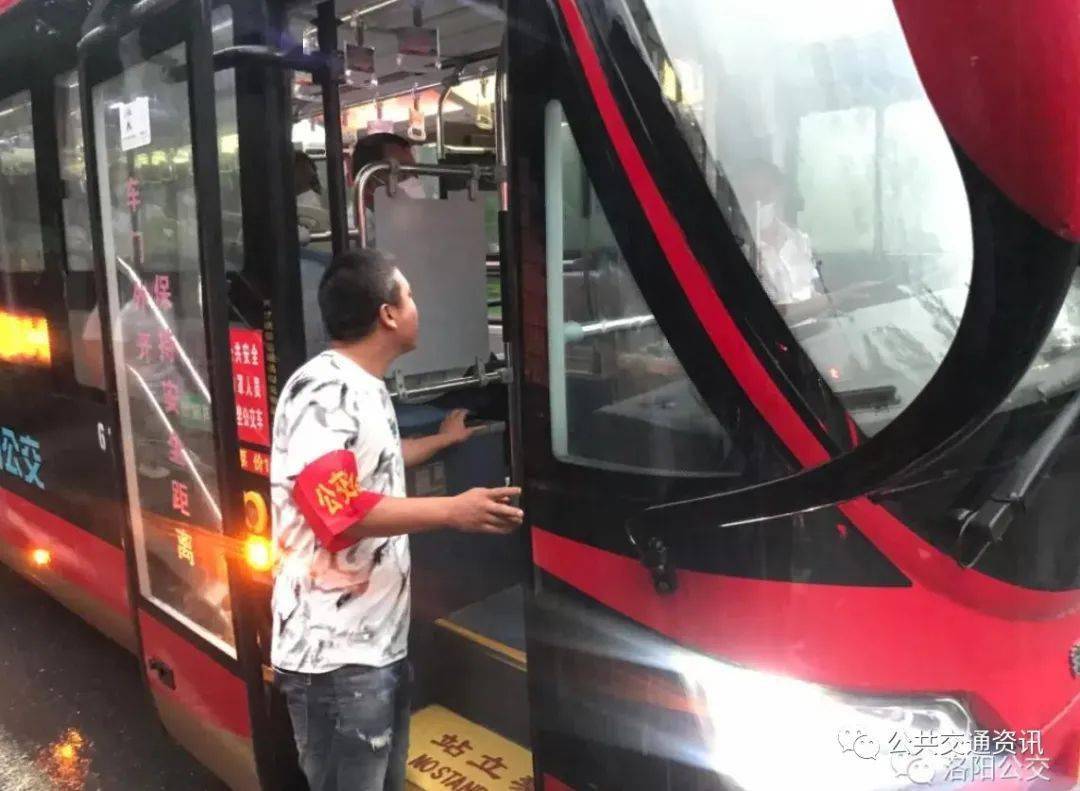 洪灾面前显担当,冲锋在前勇作为,暴雨中的河南公交力量