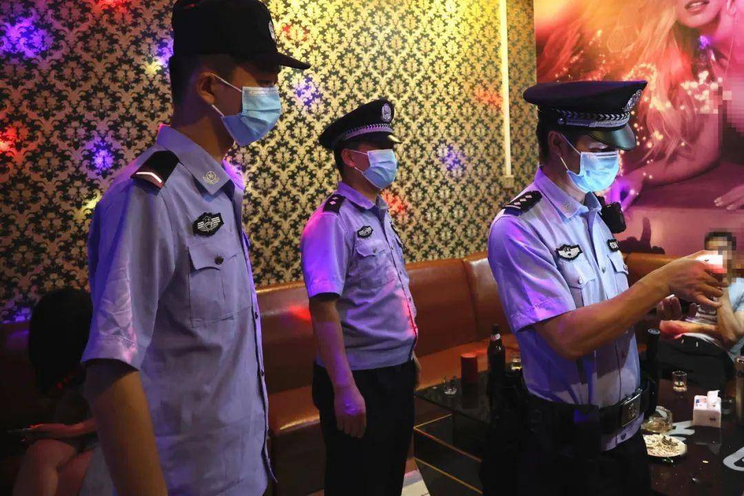 昨晚,容县公安局出动警力60人开展治安清查行动