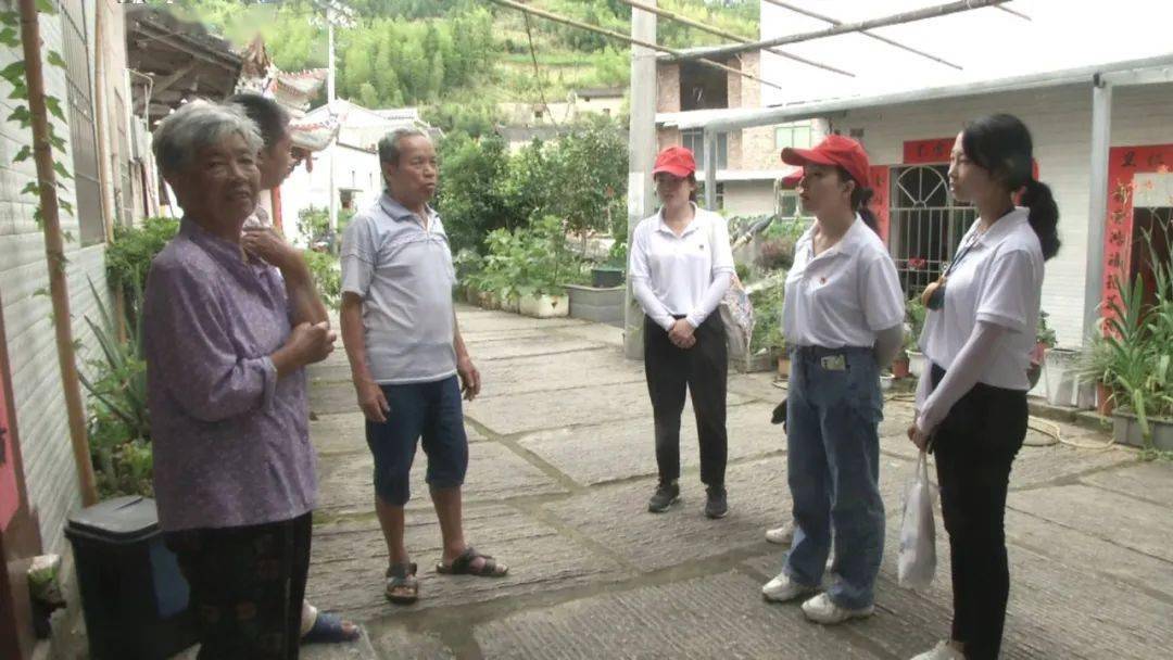 青年干部四下基层实践活动青干二班解决乡村困难诉求助力乡村振兴发展