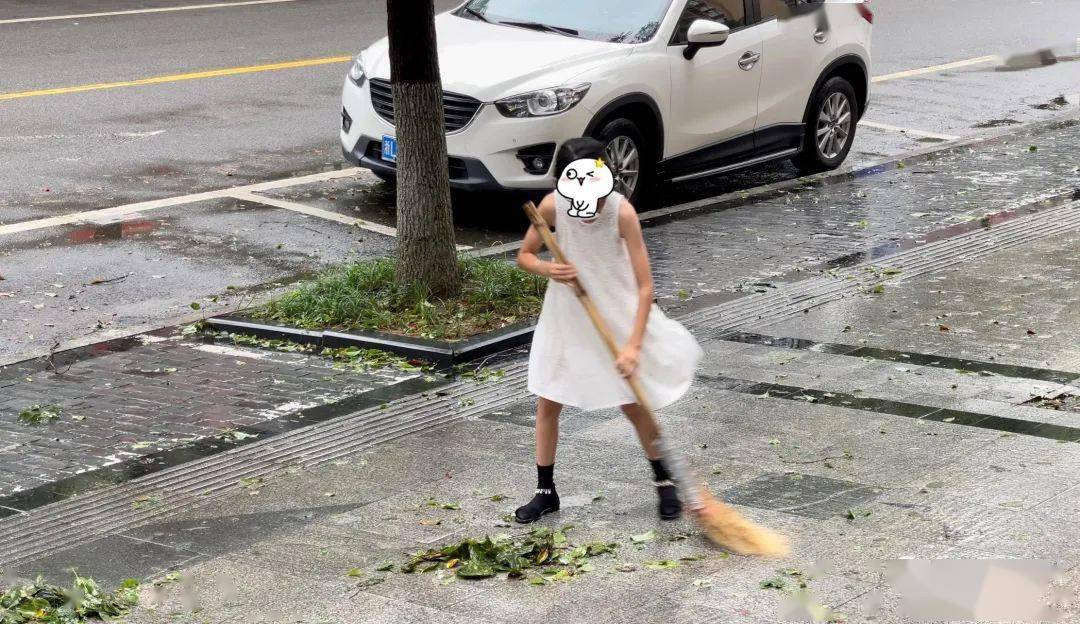 台风后,11岁女孩陪外婆清扫马路