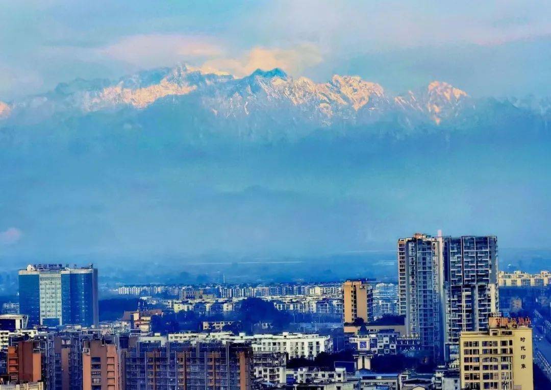 摄影:庄世全"楼外雪山森晓色 如斯存于诗中的美景 就这样呈现在什邡