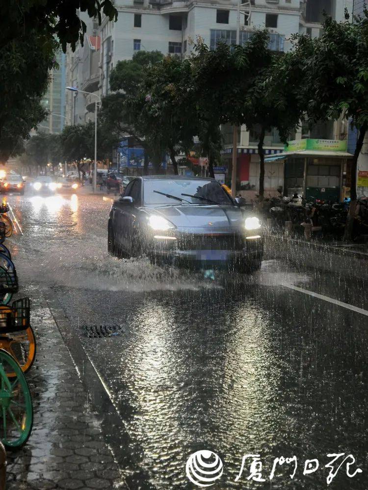 厦门启动防御暴雨洪水三级应急响应!红色预警生效中,注意防范!