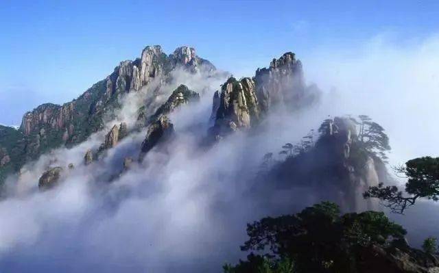 雾中寻访三清山东方神女峰