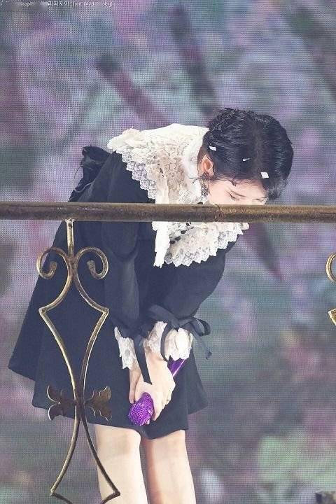 结束表演后总是会90度向观众鞠躬的iu