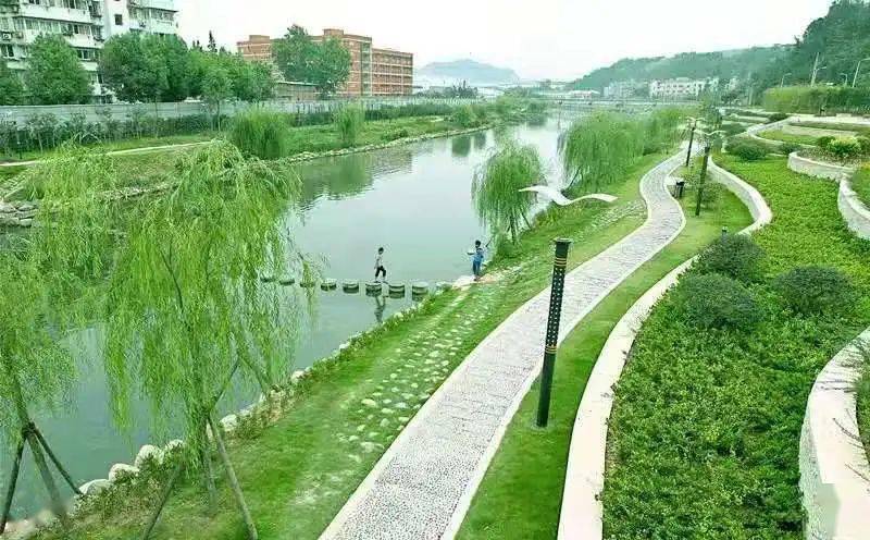 十堰市茅箭区泗河流域马家河示范段,但见一些市民群众正在河道边散步