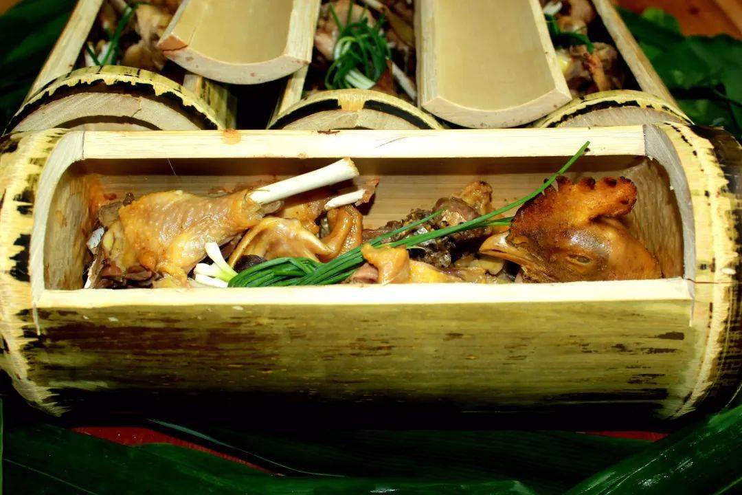 竹筒鸡,云南哈尼族的传统名吃.利用竹筒烹饪,历史久远.