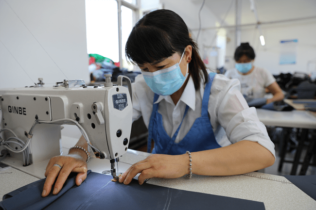 服装厂女工正在赶制衣服.拜泉县委宣传部 供图