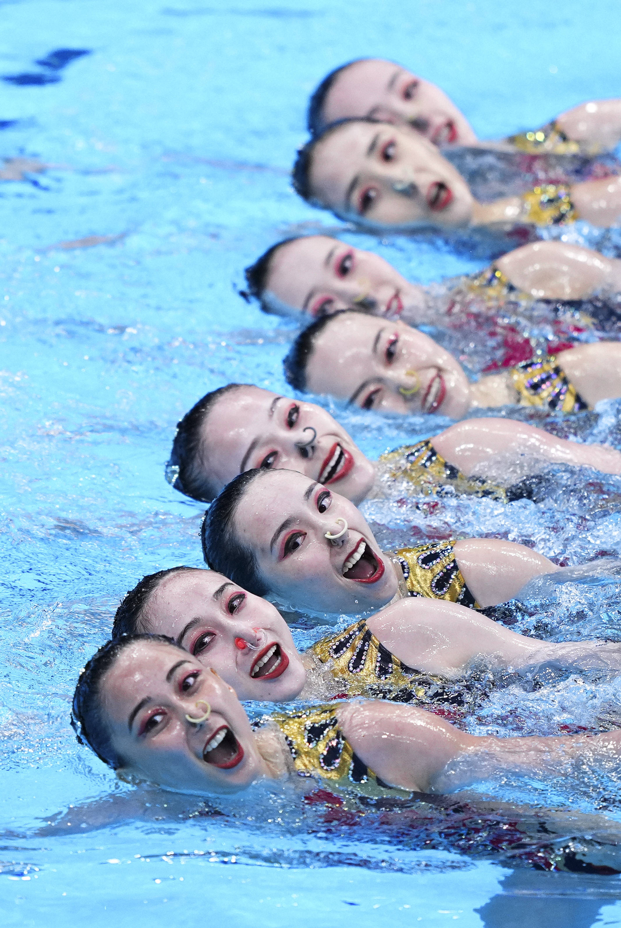 8月6日,中国队在花样游泳集体技术自选比赛中. 新华社记者 许畅 摄