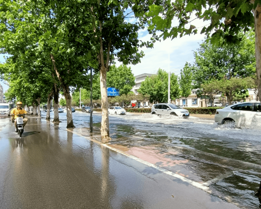 濮阳突降暴雨!城区多条道路积水,未来几天天气.