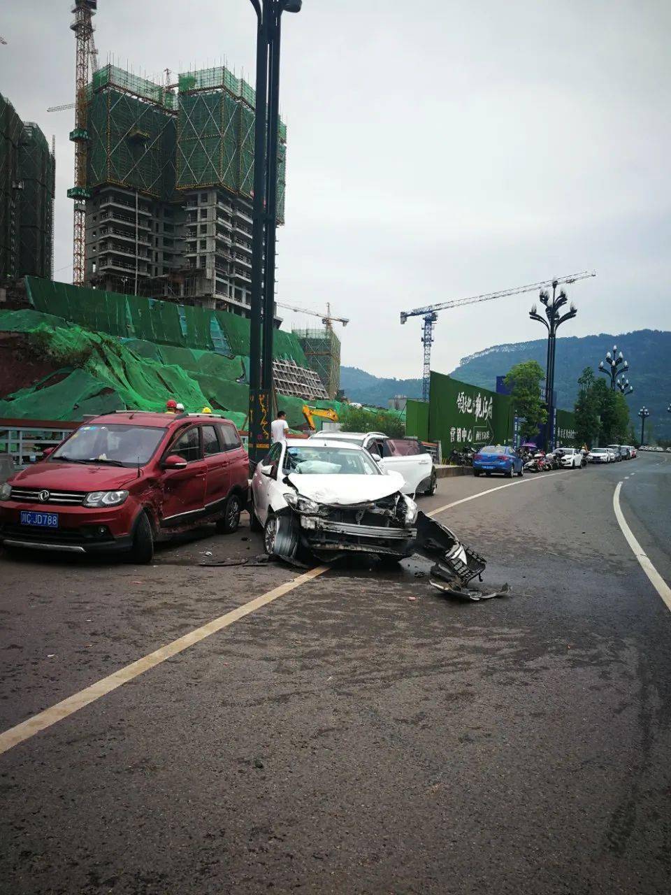 宜宾一小车过弯"起飞"到对面车道,造成4车连撞