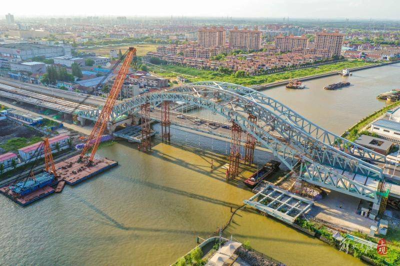 上海金山大桥新建工程完成钢架合拢预计明年春节前主线通车