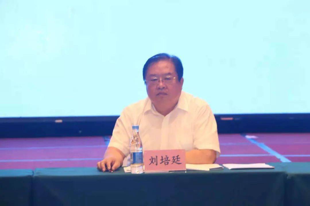 市政府副秘书长刘培廷主持会议市商务局局长赵福龙通报全市商务和开发