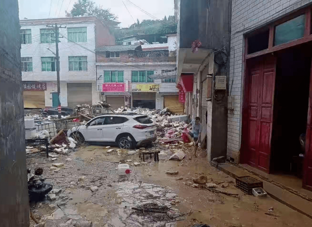 四川古蔺突发暴雨多地受灾当地消防营救31人协助转移2000余人