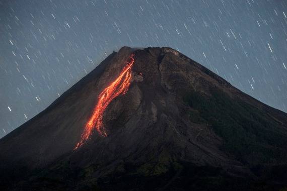 印尼最活跃火山喷发