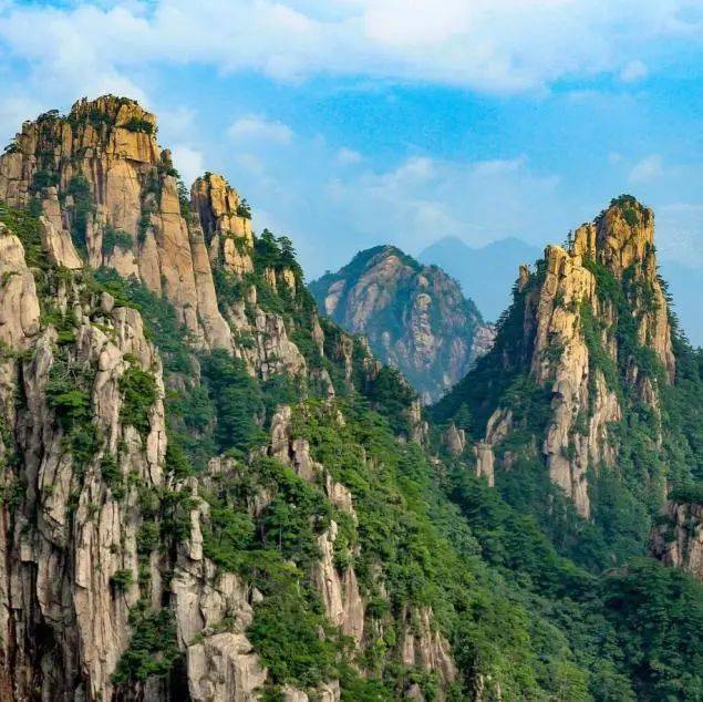 "五岳之长" "五岳之尊","天下第一山"之称 这里是泰山 世界文化与自然