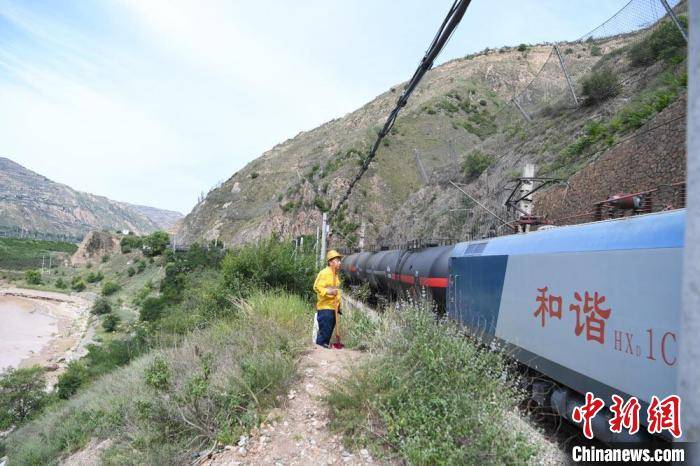 陇海线甘肃段一级防洪点防护员背水上山24小时盯防