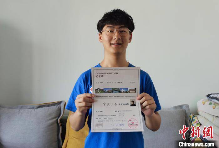 图为周晓亮被宁波大学录取. 张扩 摄