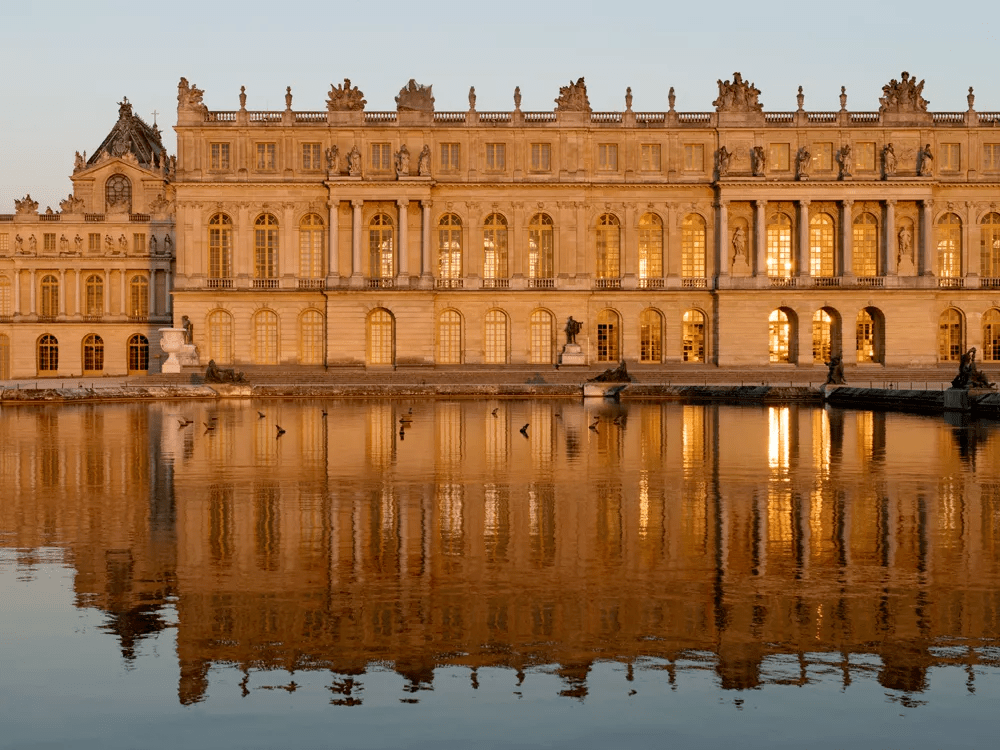 上奢华的水晶吊灯,镜厅以镶金及镜面为主,巴洛克风代表建筑是凡尔赛宫