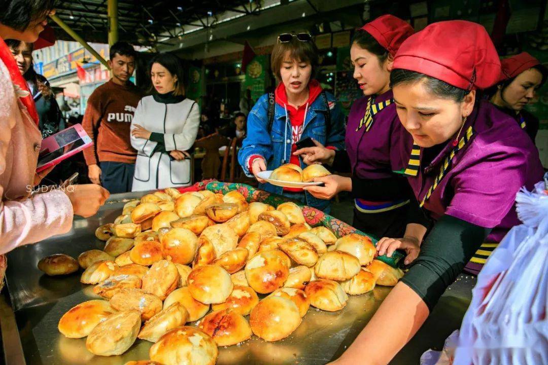 玉龙喀什有名爱可德木烤包子店最不能错过的就是来和田,面对大街小巷