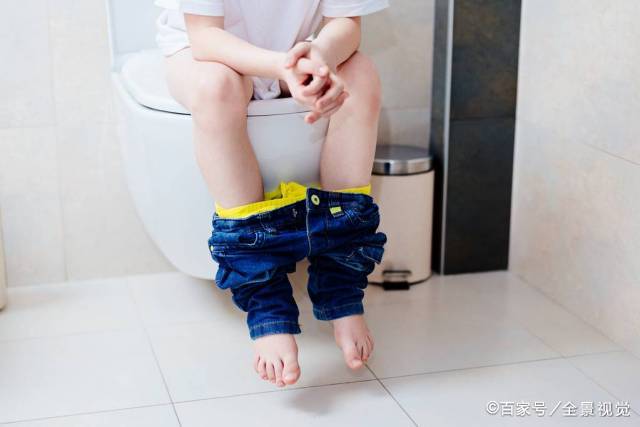 进行|孩子在幼儿园不上厕所，妈妈看到娃脱下的裤子：后悔这样教育孩子