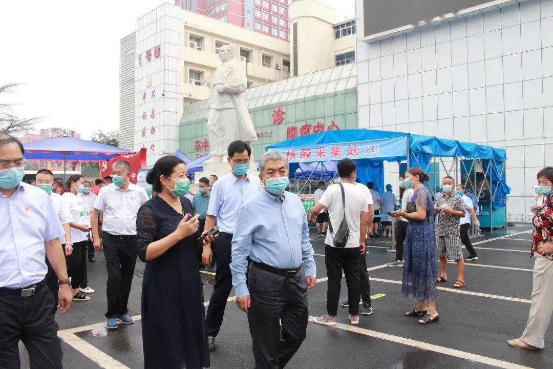 市妇联主席刘军慧,市卫健委主任李自召陪同.