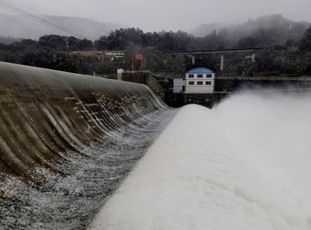 黔江 30个雨量站达暴雨 及时疏散周边群众保安全