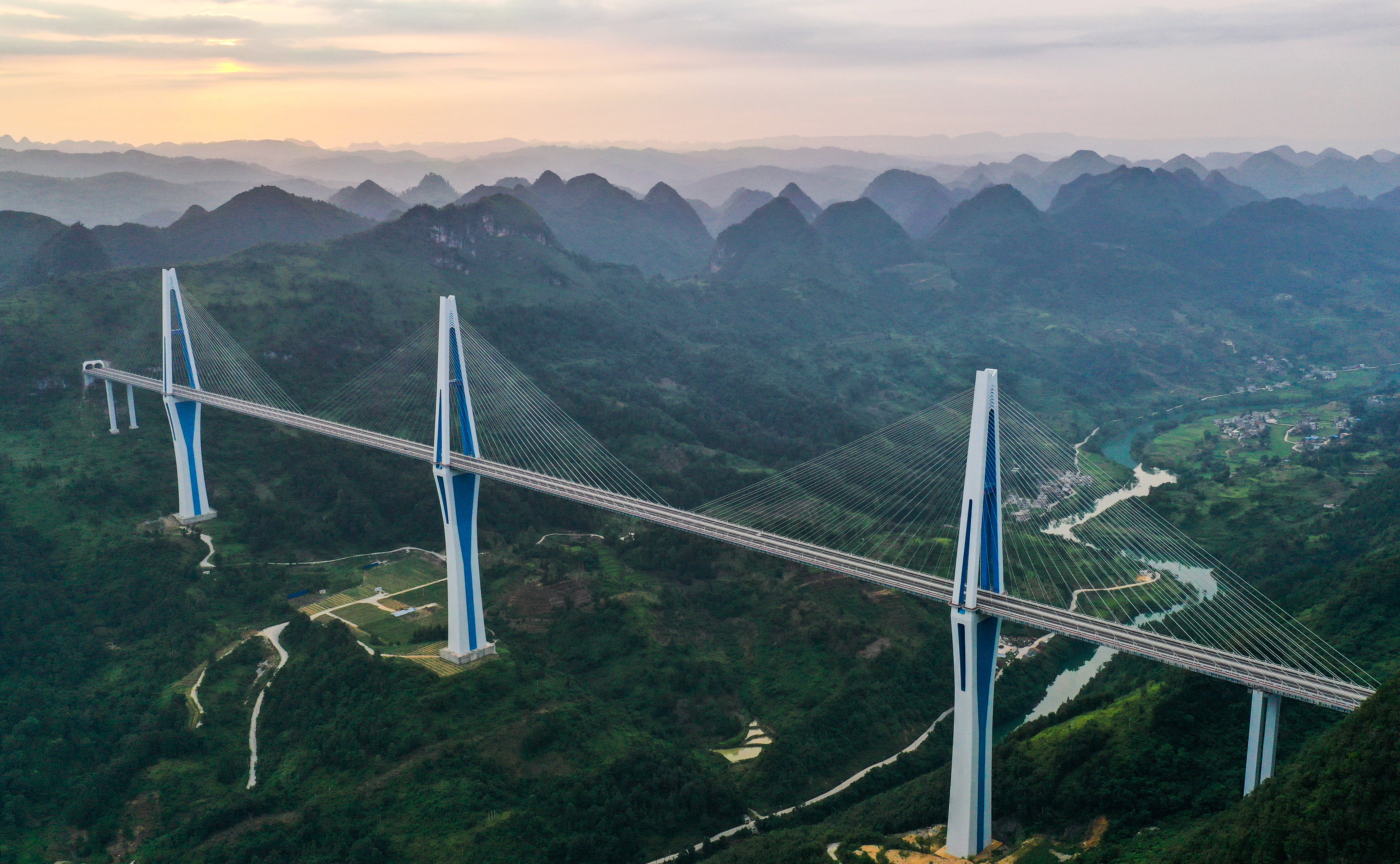 这是贵州平塘至罗甸高速公路平塘特大桥(2021年8月9日摄,无人机照片).