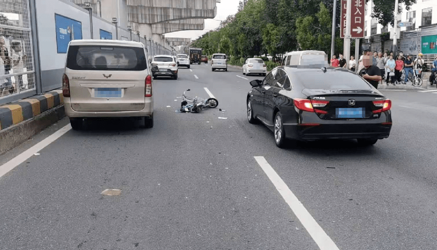 致1人死亡!深圳男子骑电动车斑马线上遇车祸,事故原因让人警醒