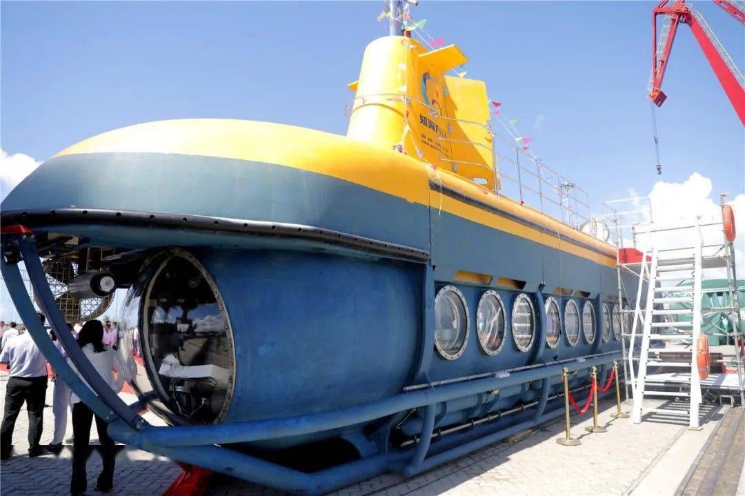 蜈支洲岛再添游玩利器国产首艘全潜式大型旅游观光船助力体验升级