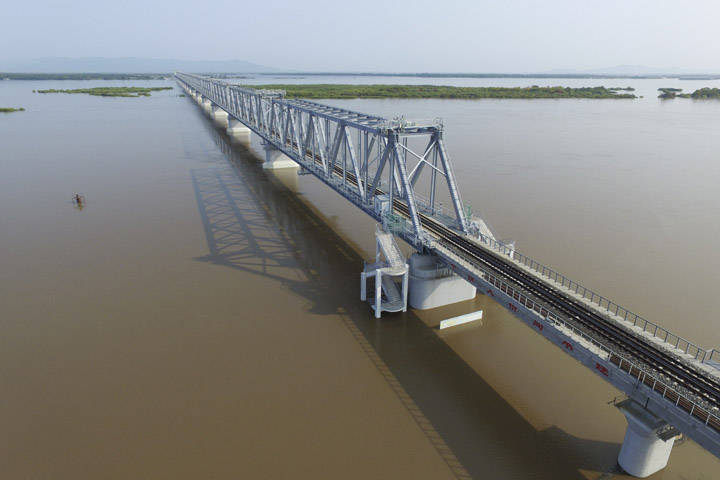 中俄首座跨江铁路大桥铺轨贯通