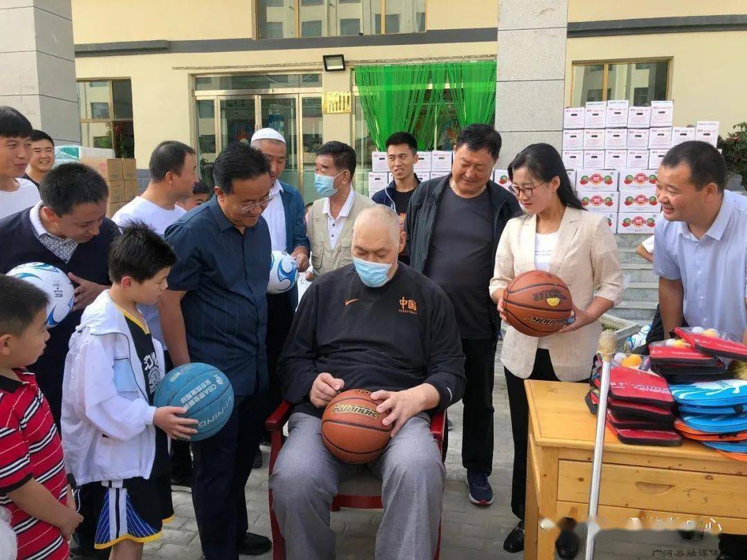 原国家八一队著名篮球运动员马占福等一行前来广河县调研体育工作并