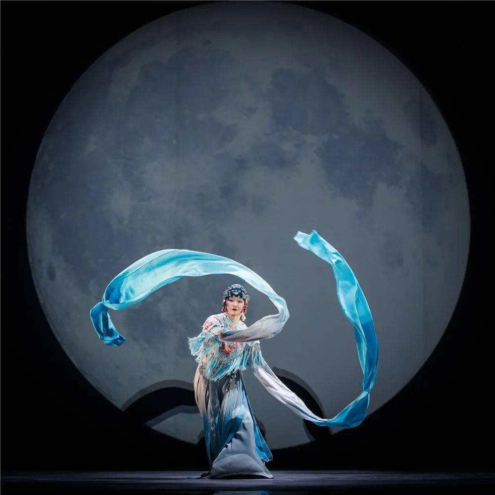 摄影:张罗平 一次京剧与舞蹈的激情碰撞 一场执迷不悔的"嫦娥梦"