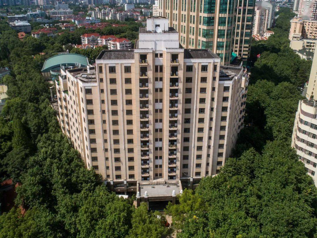 衡山宾馆坐落在衡山路534号,原名毕卡第公寓.