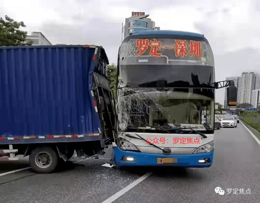 罗定一长途大巴追尾货车!好危险呀.