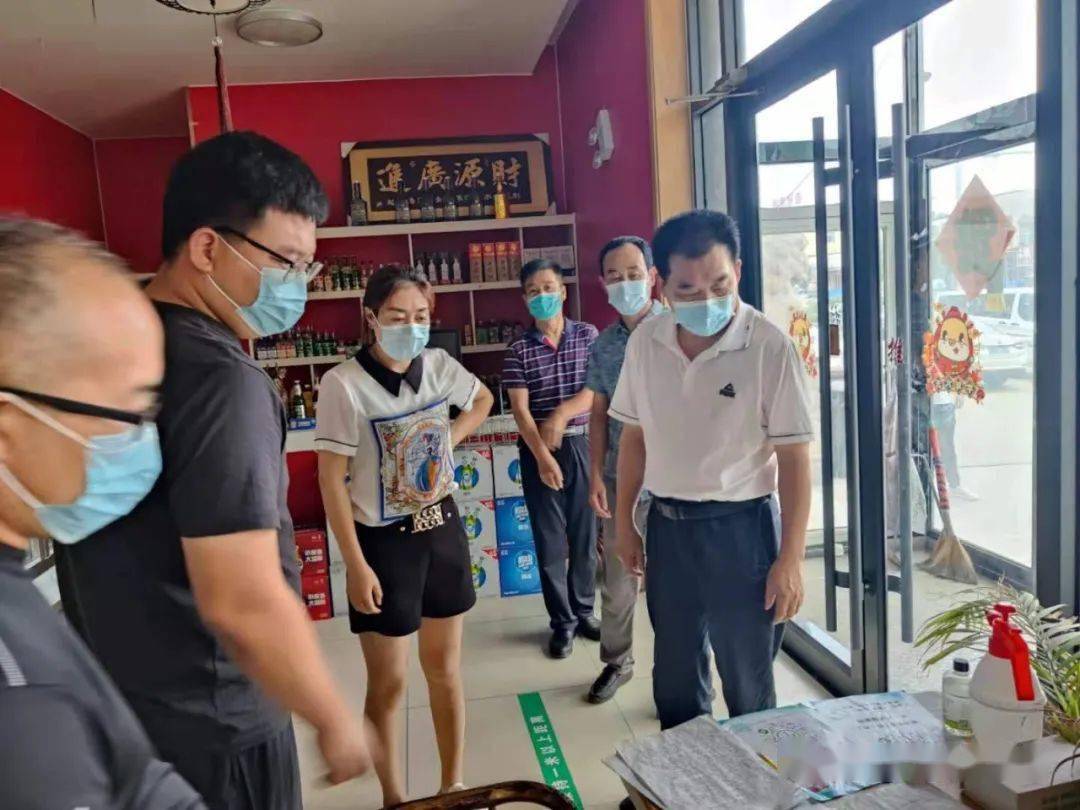 8月18日,沧州市疫情防控督导组对沙河桥镇区门店落实疫情防控情况