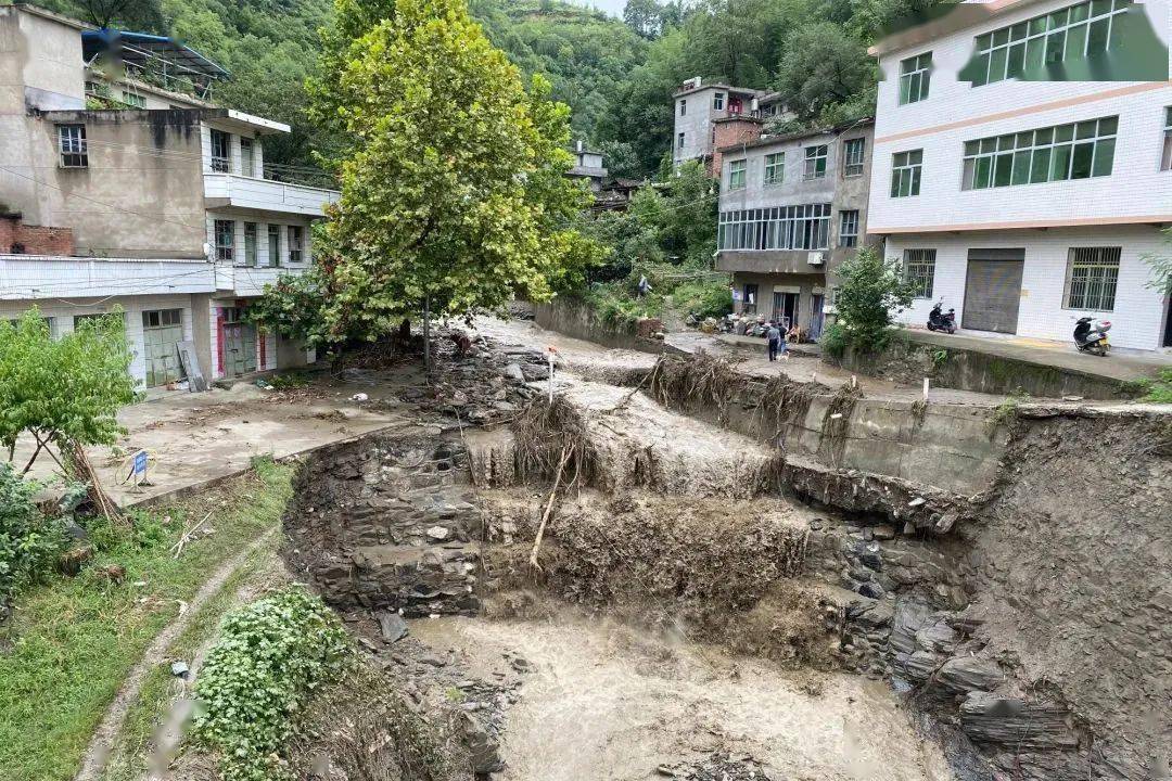 吕河镇平定河口水毁道路中断