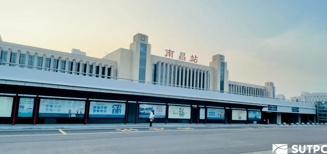 图10 南昌火车站东广场公交站台图11 站前广场人行交通组织结合轨道